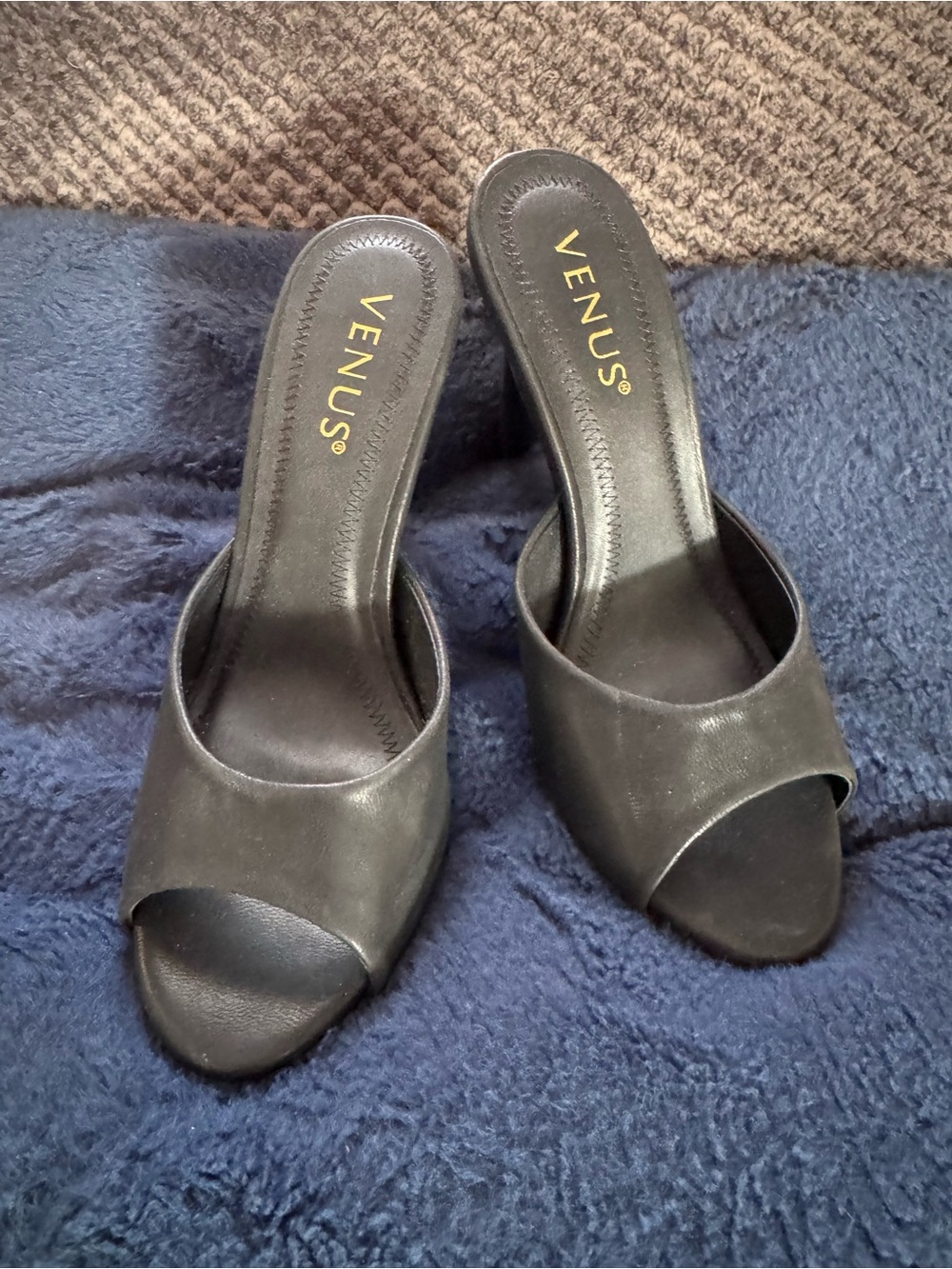VENUS Black Open-Toe Mule Slides